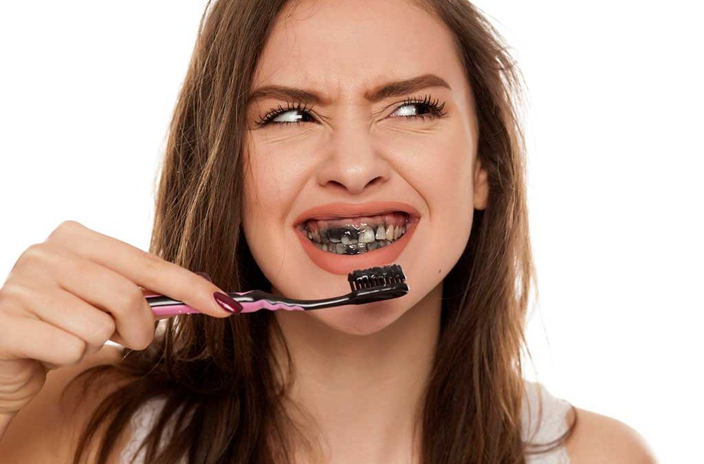 ¡Cuidado con el carbón activo! Descubre por qué puede dañar tus dientes y encías.