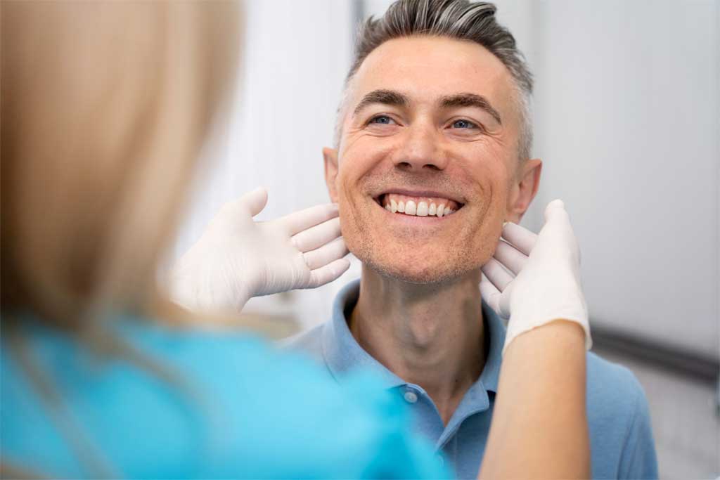 Paciente en Albacete mostrando una sonrisa saludable tras recibir un implante dental exitoso en Clínica Belmonte.